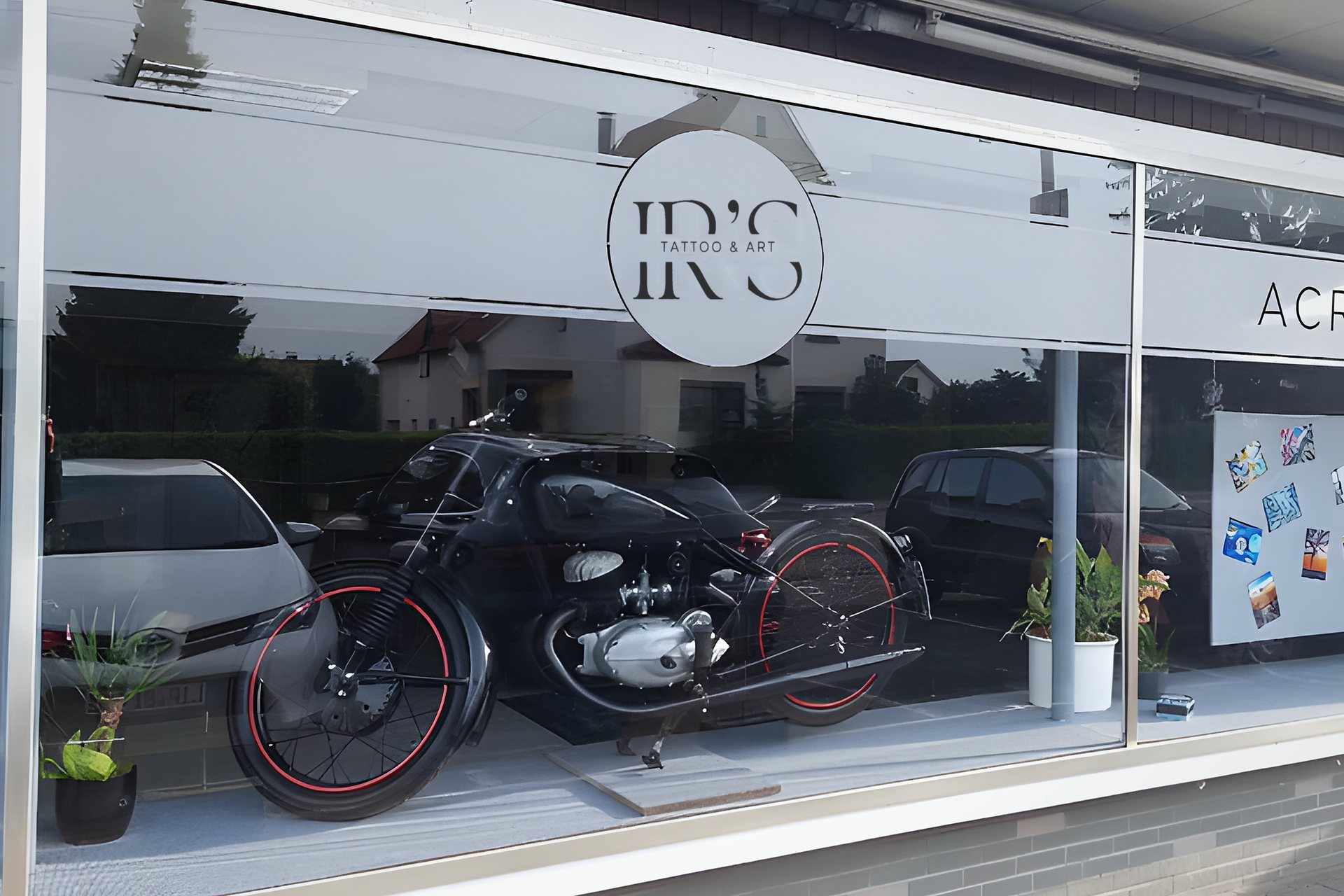 Schaufenster von IR’S Tattoo & Art mit Logo und Motorrad