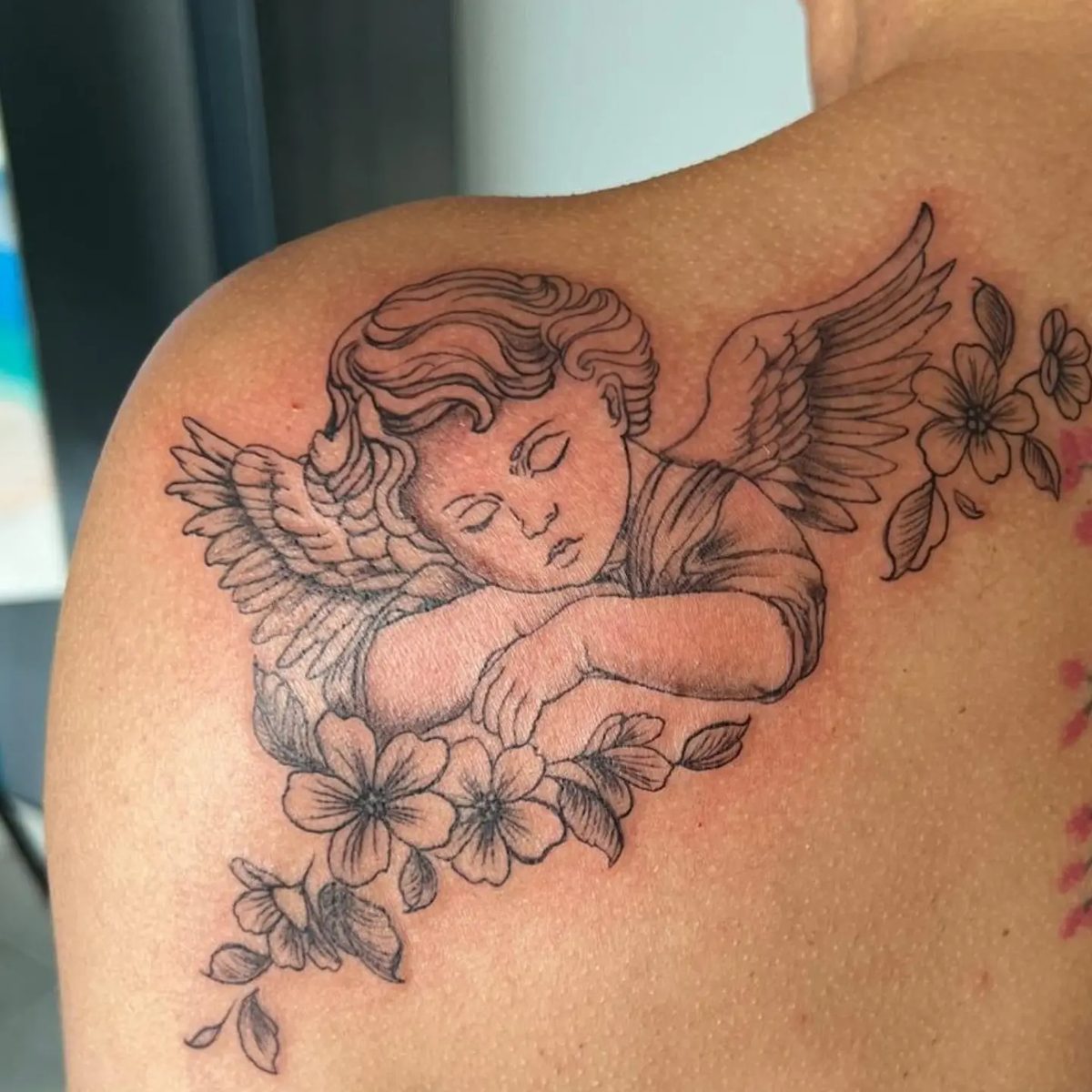 Putto & Blüten – Schulter – Tattoo von IR'S Tattoo & Art, Bad Salzuflen