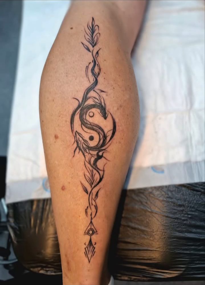 Ornament-Linie – Wade – Tattoo von IR'S Tattoo & Art, Bad Salzuflen