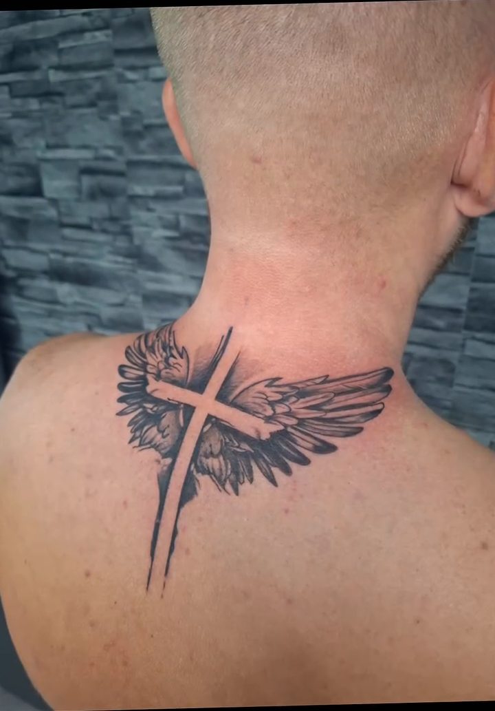 Kreuz & Flügel – Nacken – Tattoo von IR'S Tattoo & Art, Bad Salzuflen