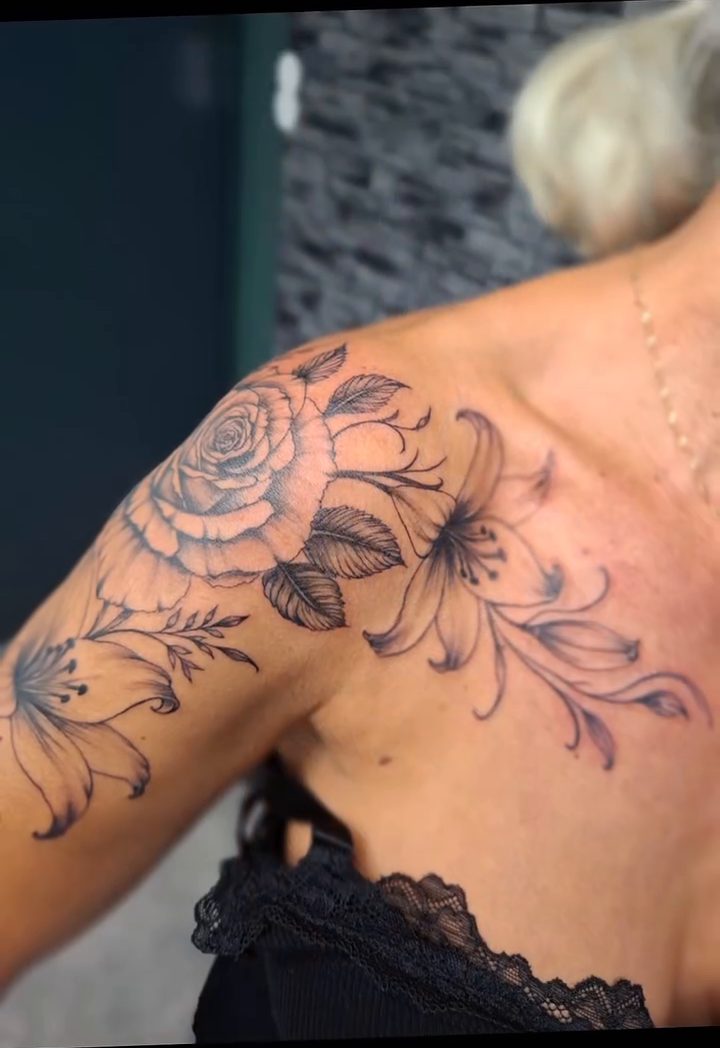 Rose & Lilien – Schulter – Tattoo von IR'S Tattoo & Art, Bad Salzuflen