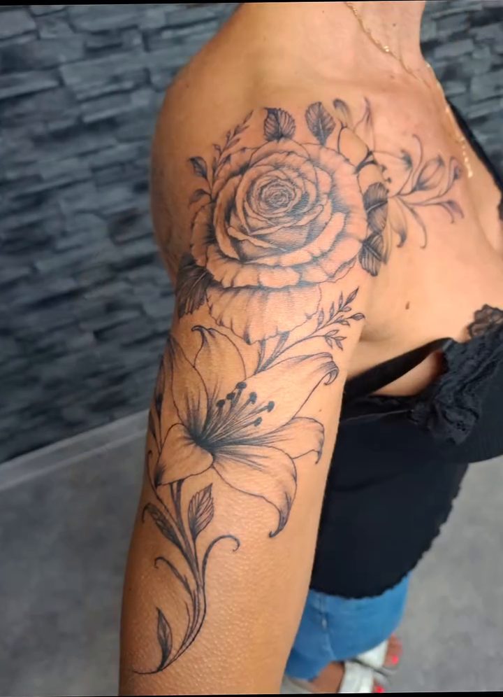 Rose & Lilien – Oberarm – Tattoo von IR'S Tattoo & Art, Bad Salzuflen