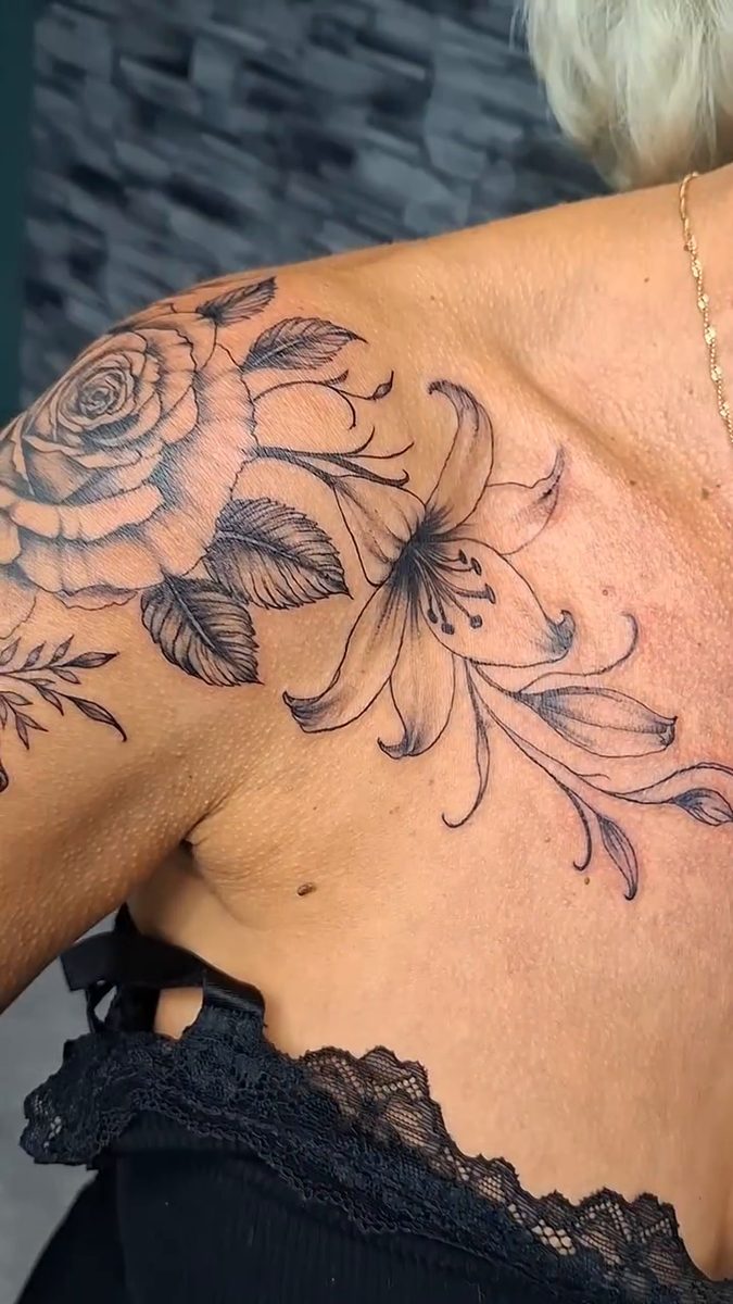 Rose & Lilien – Schulter – Tattoo von IR'S Tattoo & Art, Bad Salzuflen