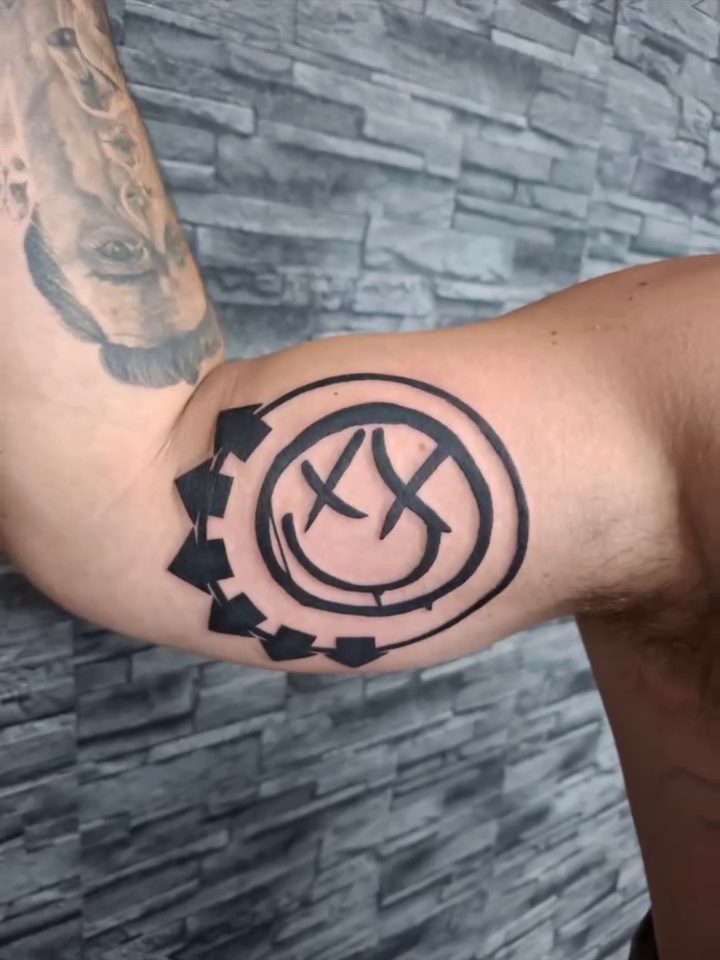 Smiley-Emblem – Oberarm – Tattoo von IR'S Tattoo & Art, Bad Salzuflen