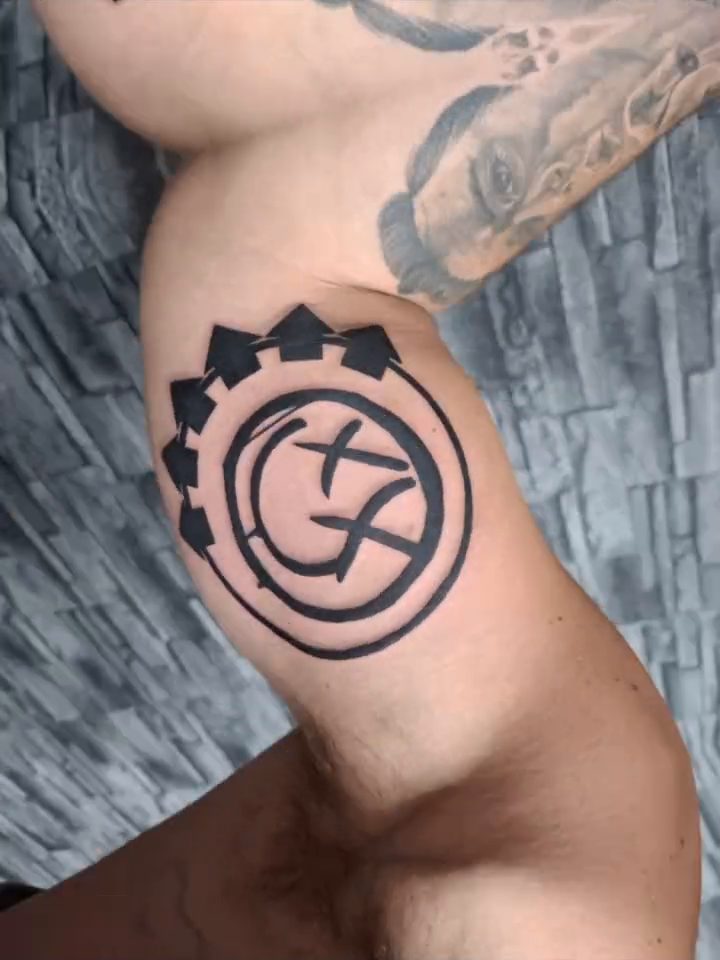 Smiley-Emblem – Oberarm – Tattoo von IR'S Tattoo & Art, Bad Salzuflen