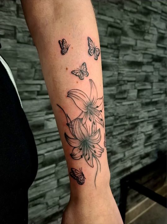Lilien & Schmetterlinge – Unterarm – Tattoo von IR'S Tattoo & Art, Bad Salzuflen